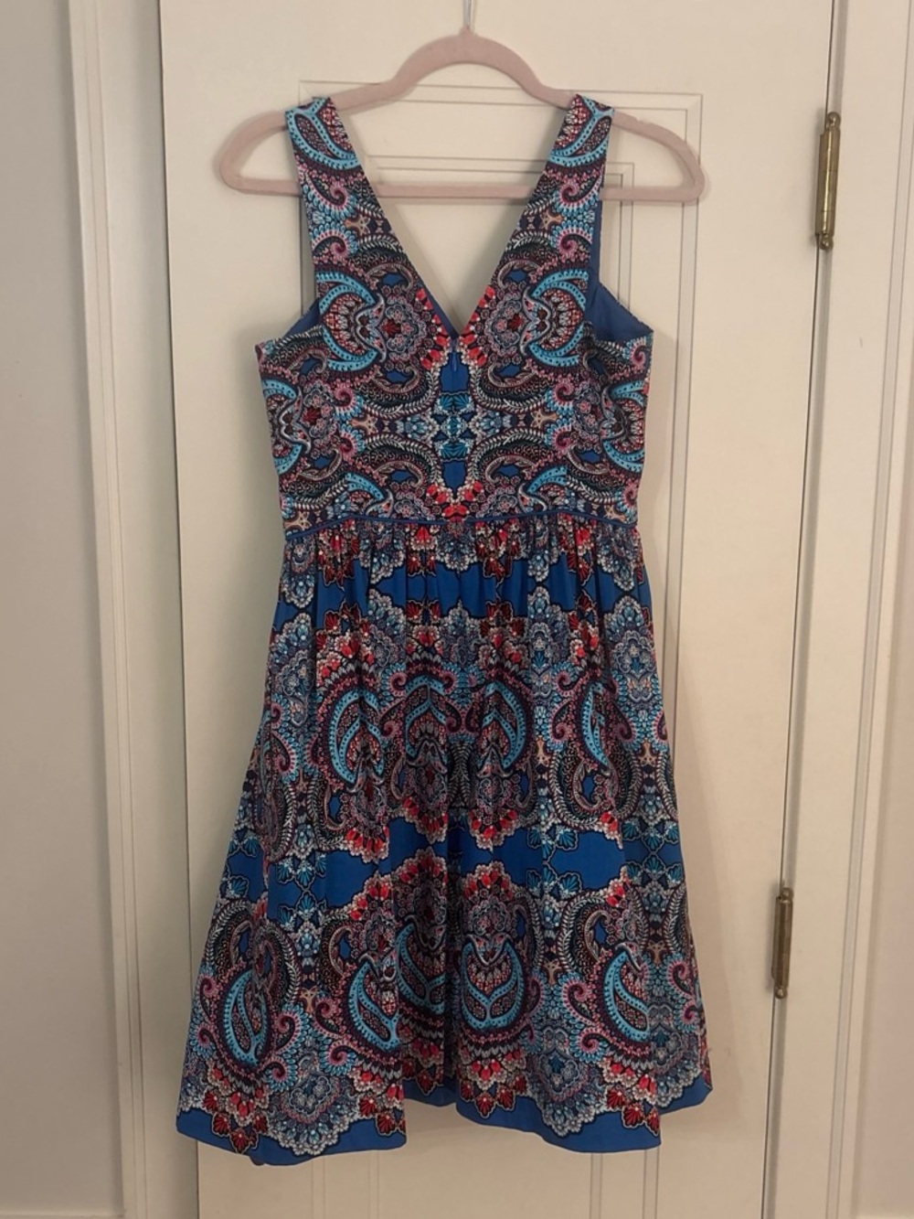 Maggy London Blue Paisley V‑Neck Midi Dress